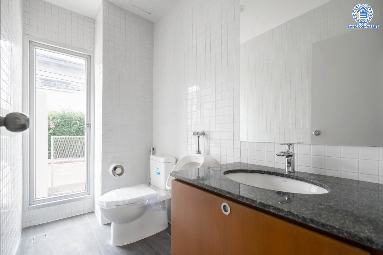 บ้านมือสองตกแต่งใหม่ ม.โนเบิลจีโอ วัชรพล ดีไซน์สุดโดดเด่น เนื้อที่ 65.2 ตร.ว. ฟังก์ชันจัดเต็ม 3 ห้องนอน 5 ห้องน้ำ (ห้องนอนทุกห้องมีห้องน้ำในตัว) 1 ห้องแม่บ้าน จอดรถได้ 2 คัน บนทำเลเดินทางสะดวก ใกล้เซ็นทรัลรามอินทรา, ห้าแยกวัชรพล, จุดขึ้นทางด่วน "ฉลองรัช" และรถไฟฟ้าสายสีชมพู "สถานีวัชรพล"